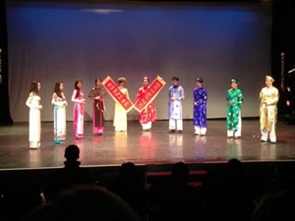 Les étudiants vietnamiens présentent la culture nationale au Royaume-Uni